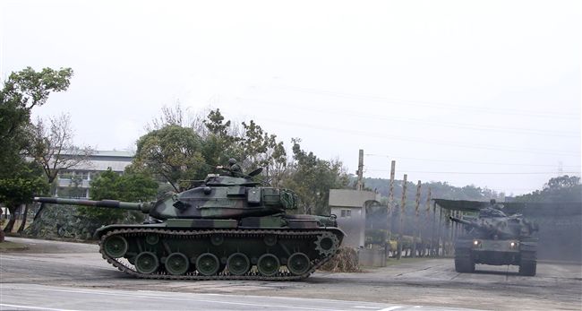 春節是國人最重要的傳統節慶，陸軍春節期間將持恆精實備戰訓練，「反擊部隊再戰整備」，操演課目包含「防空疏散、油彈整補暨命令下達、部隊機動、野戰搶修」等項。（記者邱榮吉/台中拍攝）