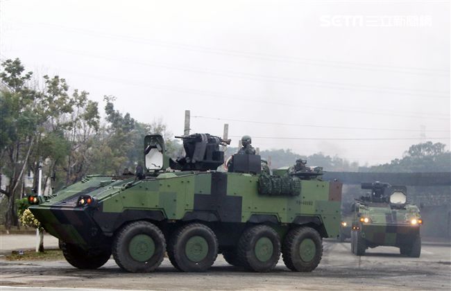 春節是國人最重要的傳統節慶，陸軍春節期間將持恆精實備戰訓練，「反擊部隊再戰整備」，操演課目包含「防空疏散、油彈整補暨命令下達、部隊機動、野戰搶修」等項。（記者邱榮吉/台中拍攝）