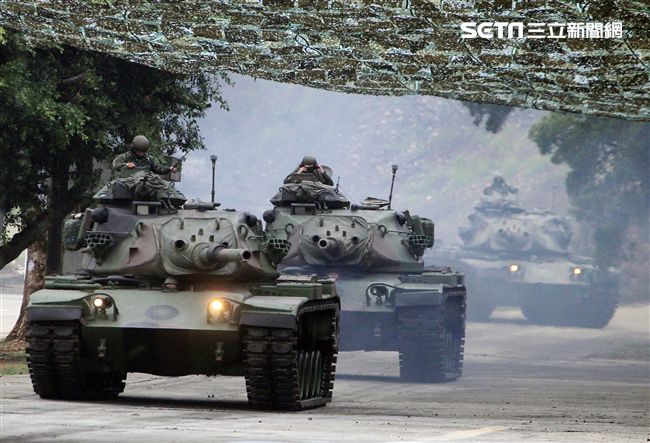 春節是國人最重要的傳統節慶，陸軍春節期間將持恆精實備戰訓練，「反擊部隊再戰整備」，操演課目包含「防空疏散、油彈整補暨命令下達、部隊機動、野戰搶修」等項。（記者邱榮吉/台中拍攝）