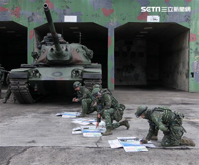 春節是國人最重要的傳統節慶，陸軍春節期間將持恆精實備戰訓練，「反擊部隊再戰整備」，操演課目包含「防空疏散、油彈整補暨命令下達、部隊機動、野戰搶修」等項。（記者邱榮吉/台中拍攝）