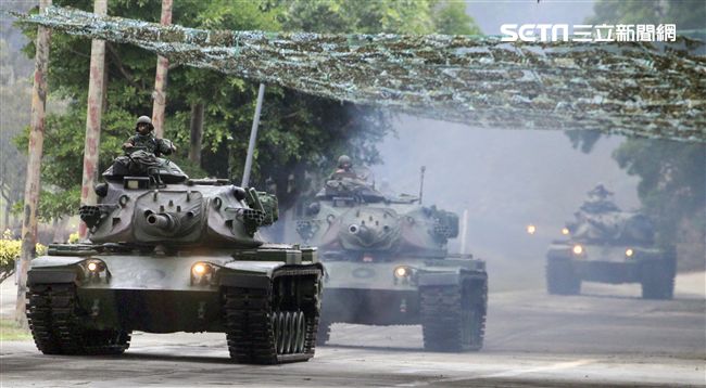 春節是國人最重要的傳統節慶，陸軍春節期間將持恆精實備戰訓練，「反擊部隊再戰整備」，操演課目包含「防空疏散、油彈整補暨命令下達、部隊機動、野戰搶修」等項。（記者邱榮吉/台中拍攝）