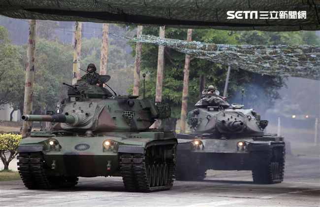 春節是國人最重要的傳統節慶，陸軍春節期間將持恆精實備戰訓練，「反擊部隊再戰整備」，操演課目包含「防空疏散、油彈整補暨命令下達、部隊機動、野戰搶修」等項。（記者邱榮吉/台中拍攝）