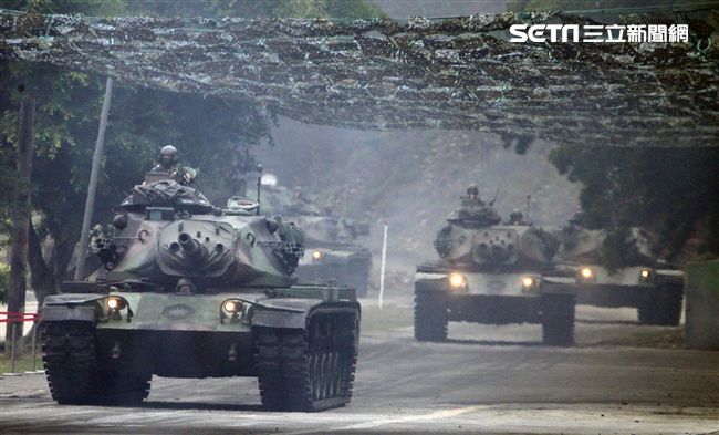 春節是國人最重要的傳統節慶，陸軍春節期間將持恆精實備戰訓練，「反擊部隊再戰整備」，操演課目包含「防空疏散、油彈整補暨命令下達、部隊機動、野戰搶修」等項。（記者邱榮吉/台中拍攝）