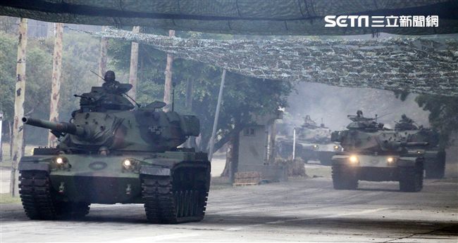 春節是國人最重要的傳統節慶，陸軍春節期間將持恆精實備戰訓練，「反擊部隊再戰整備」，操演課目包含「防空疏散、油彈整補暨命令下達、部隊機動、野戰搶修」等項。（記者邱榮吉/台中拍攝）