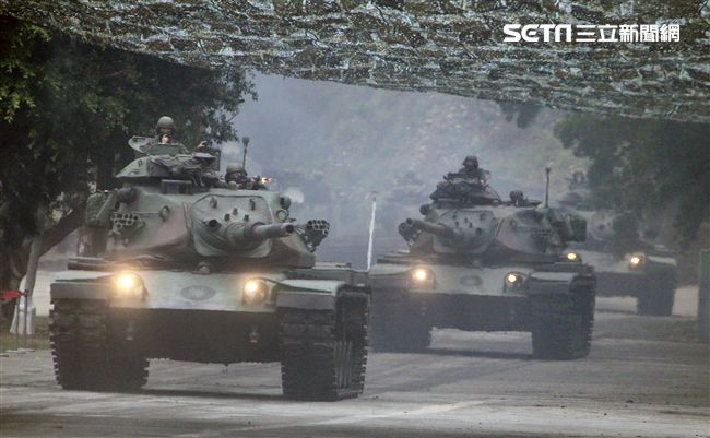 春節是國人最重要的傳統節慶，陸軍春節期間將持恆精實備戰訓練，「反擊部隊再戰整備」，操演課目包含「防空疏散、油彈整補暨命令下達、部隊機動、野戰搶修」等項。（記者邱榮吉/台中拍攝）