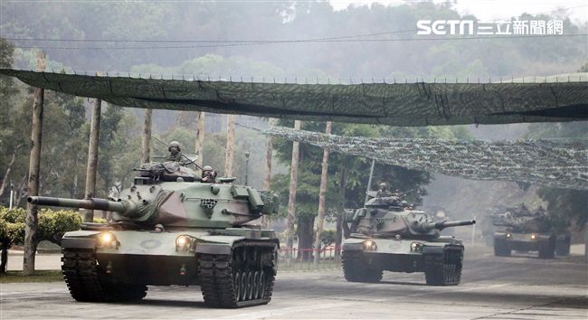 春節是國人最重要的傳統節慶，陸軍春節期間將持恆精實備戰訓練，「反擊部隊再戰整備」，操演課目包含「防空疏散、油彈整補暨命令下達、部隊機動、野戰搶修」等項。（記者邱榮吉/台中拍攝）