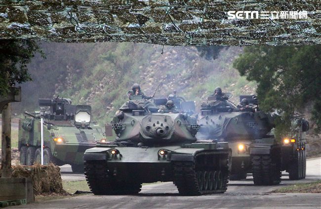 春節是國人最重要的傳統節慶，陸軍春節期間將持恆精實備戰訓練，「反擊部隊再戰整備」，操演課目包含「防空疏散、油彈整補暨命令下達、部隊機動、野戰搶修」等項。（記者邱榮吉/台中拍攝）