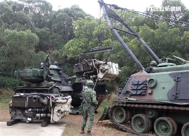 春節是國人最重要的傳統節慶，陸軍春節期間將持恆精實備戰訓練，「反擊部隊再戰整備」，操演課目包含「防空疏散、油彈整補暨命令下達、部隊機動、野戰搶修」等項。（記者邱榮吉/台中拍攝）