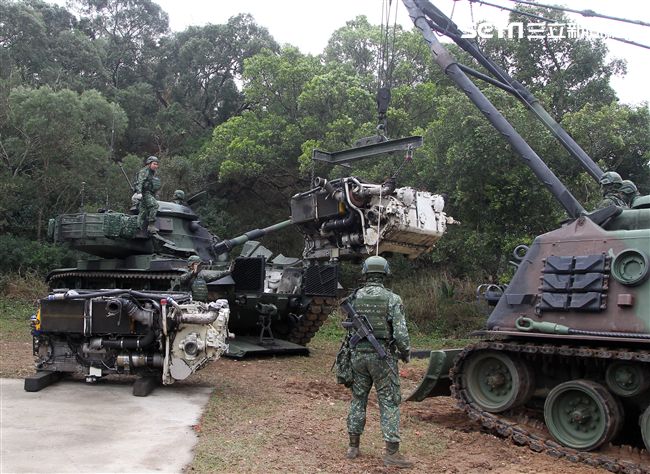 春節是國人最重要的傳統節慶，陸軍春節期間將持恆精實備戰訓練，「反擊部隊再戰整備」，操演課目包含「防空疏散、油彈整補暨命令下達、部隊機動、野戰搶修」等項。（記者邱榮吉/台中拍攝）