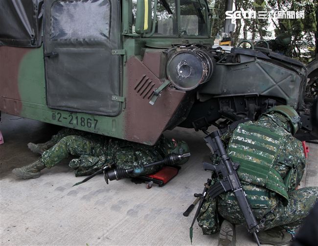 春節是國人最重要的傳統節慶，陸軍春節期間將持恆精實備戰訓練，「反擊部隊再戰整備」，操演課目包含「防空疏散、油彈整補暨命令下達、部隊機動、野戰搶修」等項。（記者邱榮吉/台中拍攝）