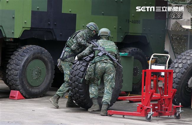 春節是國人最重要的傳統節慶，陸軍春節期間將持恆精實備戰訓練，「反擊部隊再戰整備」，操演課目包含「防空疏散、油彈整補暨命令下達、部隊機動、野戰搶修」等項。（記者邱榮吉/台中拍攝）