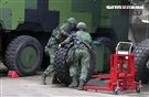 春節是國人最重要的傳統節慶，陸軍春節期間將持恆精實備戰訓練，「反擊部隊再戰整備」，操演課目包含「防空疏散、油彈整補暨命令下達、部隊機動、野戰搶修」等項。（記者邱榮吉/台中拍攝）