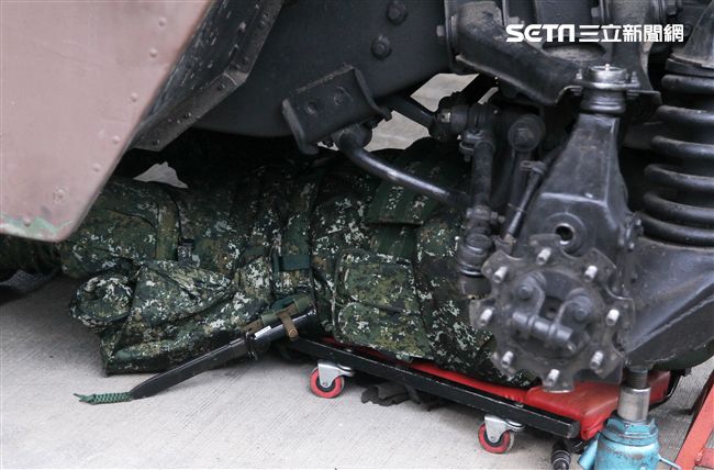 春節是國人最重要的傳統節慶，陸軍春節期間將持恆精實備戰訓練，「反擊部隊再戰整備」，操演課目包含「防空疏散、油彈整補暨命令下達、部隊機動、野戰搶修」等項。（記者邱榮吉/台中拍攝）