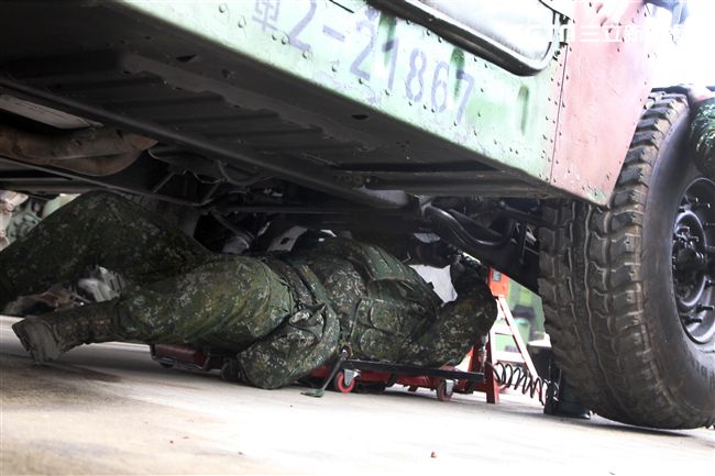 春節是國人最重要的傳統節慶，陸軍春節期間將持恆精實備戰訓練，「反擊部隊再戰整備」，操演課目包含「防空疏散、油彈整補暨命令下達、部隊機動、野戰搶修」等項。（記者邱榮吉/台中拍攝）