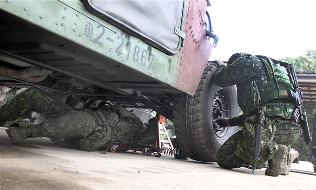 春節是國人最重要的傳統節慶，陸軍春節期間將持恆精實備戰訓練，「反擊部隊再戰整備」，操演課目包含「防空疏散、油彈整補暨命令下達、部隊機動、野戰搶修」等項。（記者邱榮吉/台中拍攝）