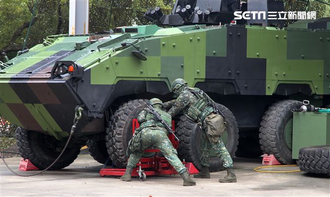 春節是國人最重要的傳統節慶，陸軍春節期間將持恆精實備戰訓練，「反擊部隊再戰整備」，操演課目包含「防空疏散、油彈整補暨命令下達、部隊機動、野戰搶修」等項。（記者邱榮吉/台中拍攝）