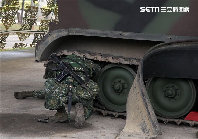 春節是國人最重要的傳統節慶，陸軍春節期間將持恆精實備戰訓練，「反擊部隊再戰整備」，操演課目包含「防空疏散、油彈整補暨命令下達、部隊機動、野戰搶修」等項。（記者邱榮吉/台中拍攝）