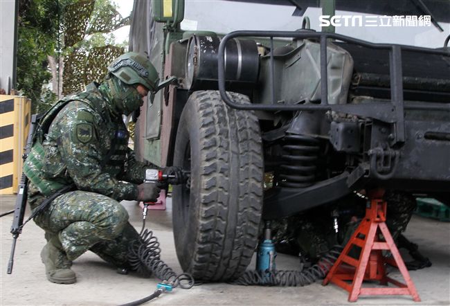 春節是國人最重要的傳統節慶，陸軍春節期間將持恆精實備戰訓練，「反擊部隊再戰整備」，操演課目包含「防空疏散、油彈整補暨命令下達、部隊機動、野戰搶修」等項。（記者邱榮吉/台中拍攝）