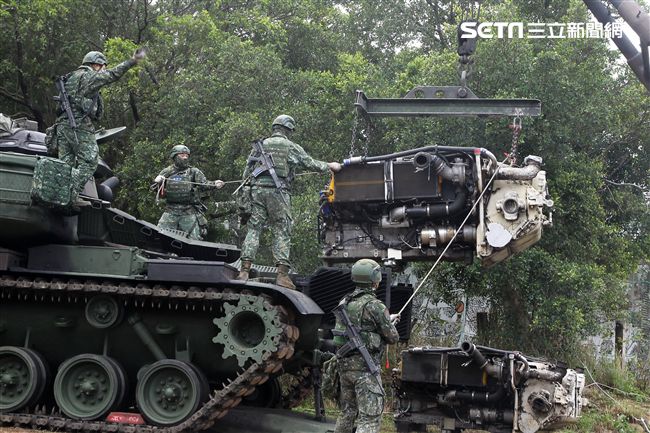 春節是國人最重要的傳統節慶，陸軍春節期間將持恆精實備戰訓練，「反擊部隊再戰整備」，操演課目包含「防空疏散、油彈整補暨命令下達、部隊機動、野戰搶修」等項。（記者邱榮吉/台中拍攝）