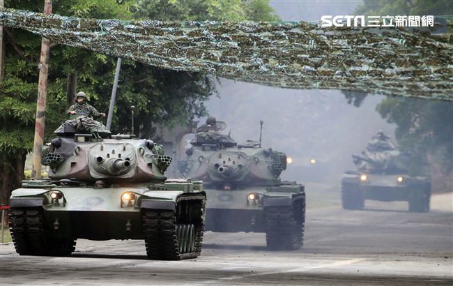 春節是國人最重要的傳統節慶，陸軍春節期間將持恆精實備戰訓練，「反擊部隊再戰整備」，操演課目包含「防空疏散、油彈整補暨命令下達、部隊機動、野戰搶修」等項。（記者邱榮吉/台中拍攝）