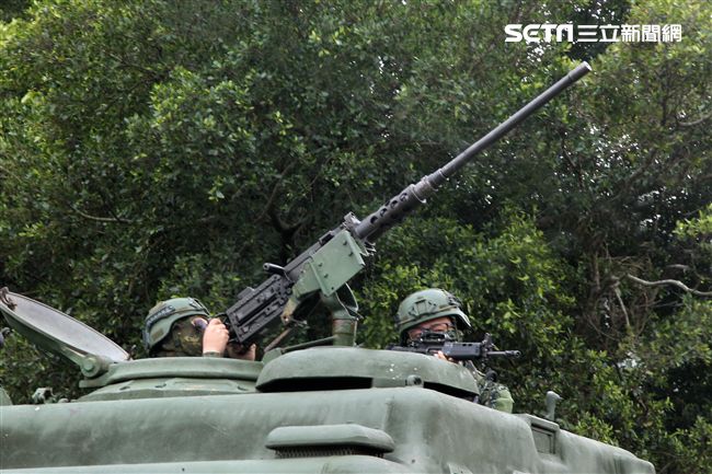 春節是國人最重要的傳統節慶，陸軍春節期間將持恆精實備戰訓練，「反擊部隊再戰整備」，操演課目包含「防空疏散、油彈整補暨命令下達、部隊機動、野戰搶修」等項。（記者邱榮吉/台中拍攝）