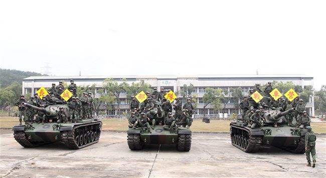 春節是國人最重要的傳統節慶，陸軍春節期間將持恆精實備戰訓練，「反擊部隊再戰整備」，操演課目包含「防空疏散、油彈整補暨命令下達、部隊機動、野戰搶修」等項。（記者邱榮吉/台中拍攝）