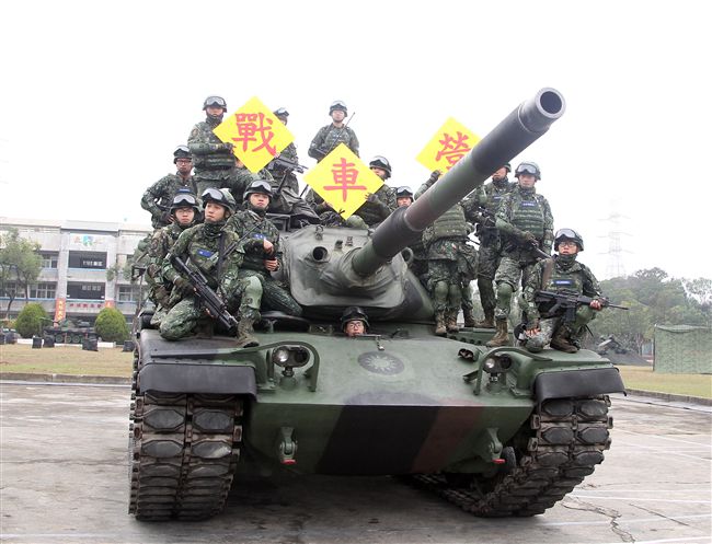 春節是國人最重要的傳統節慶，陸軍春節期間將持恆精實備戰訓練，「反擊部隊再戰整備」，操演課目包含「防空疏散、油彈整補暨命令下達、部隊機動、野戰搶修」等項。（記者邱榮吉/台中拍攝）