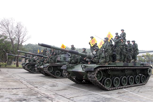 春節是國人最重要的傳統節慶，陸軍春節期間將持恆精實備戰訓練，「反擊部隊再戰整備」，操演課目包含「防空疏散、油彈整補暨命令下達、部隊機動、野戰搶修」等項。（記者邱榮吉/台中拍攝）