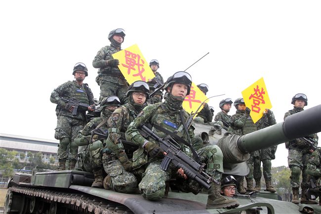 春節是國人最重要的傳統節慶，陸軍春節期間將持恆精實備戰訓練，「反擊部隊再戰整備」，操演課目包含「防空疏散、油彈整補暨命令下達、部隊機動、野戰搶修」等項。（記者邱榮吉/台中拍攝）