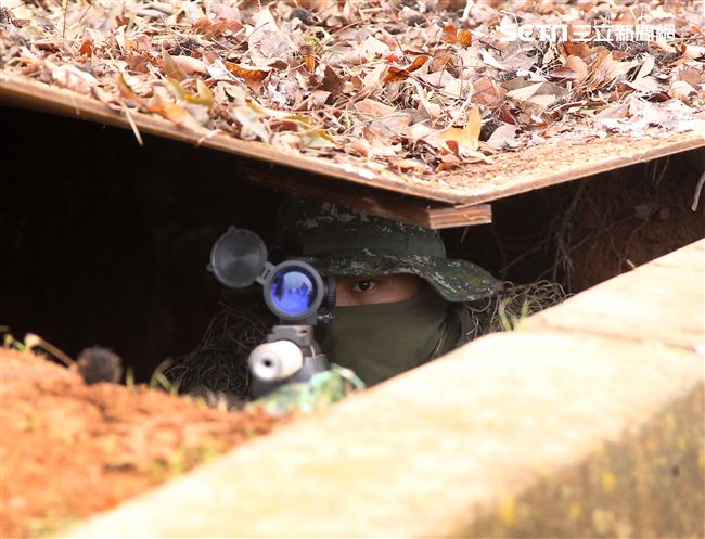 春節是國人最重要的傳統節慶，陸軍春節期間將持恆精實備戰訓練，「反擊部隊再戰整備」，操演課目包含「防空疏散、油彈整補暨命令下達、部隊機動、野戰搶修」等項。（記者邱榮吉/台中拍攝）