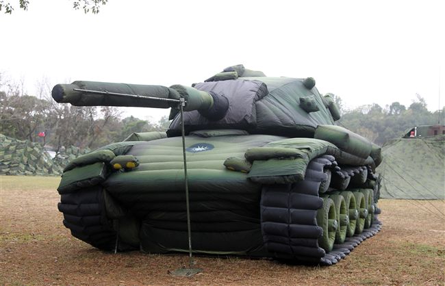 春節是國人最重要的傳統節慶，陸軍春節期間將持恆精實備戰訓練，「反擊部隊再戰整備」，操演課目包含「防空疏散、油彈整補暨命令下達、部隊機動、野戰搶修」等項。（記者邱榮吉/台中拍攝）