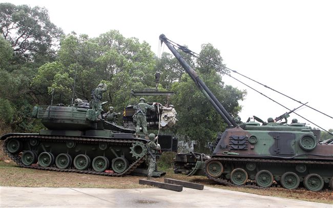 春節是國人最重要的傳統節慶，陸軍春節期間將持恆精實備戰訓練，「反擊部隊再戰整備」，操演課目包含「防空疏散、油彈整補暨命令下達、部隊機動、野戰搶修」等項。（記者邱榮吉/台中拍攝）