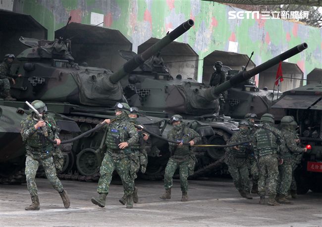春節是國人最重要的傳統節慶，陸軍春節期間將持恆精實備戰訓練，「反擊部隊再戰整備」，操演課目包含「防空疏散、油彈整補暨命令下達、部隊機動、野戰搶修」等項。（記者邱榮吉/台中拍攝）