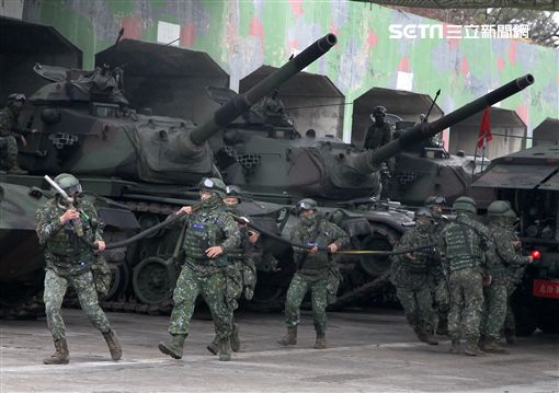 春節是國人最重要的傳統節慶，陸軍春節期間將持恆精實備戰訓練，「反擊部隊再戰整備」，操演課目包含「防空疏散、油彈整補暨命令下達、部隊機動、野戰搶修」等項。（記者邱榮吉/台中拍攝）