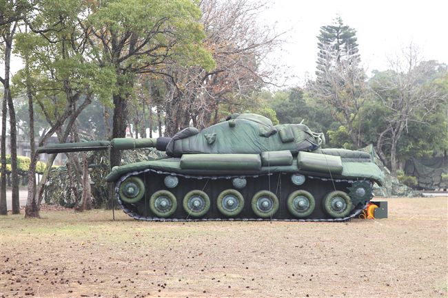 春節是國人最重要的傳統節慶，陸軍春節期間將持恆精實備戰訓練，「反擊部隊再戰整備」，操演課目包含「防空疏散、油彈整補暨命令下達、部隊機動、野戰搶修」等項。（記者邱榮吉/台中拍攝）