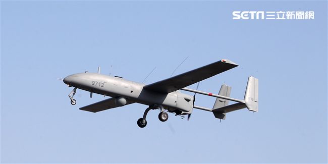 海軍海上戰術偵搜大隊首次向國人公開銳鳶無人機。（記者邱榮吉/屏東拍攝）