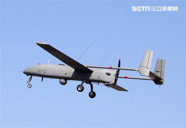 海軍海上戰術偵搜大隊首次向國人公開銳鳶無人機。（記者邱榮吉/屏東拍攝）