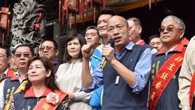 高雄市長韓國瑜今(31)日上午走訪梓官區赤慈宮、中崙城隍廟以及通安宮參香祈福