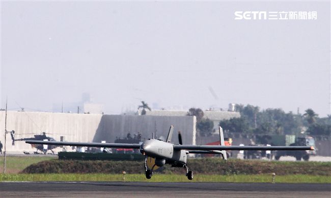 海軍海上戰術偵搜大隊首次向國人公開銳鳶無人機。（記者邱榮吉/屏東拍攝）