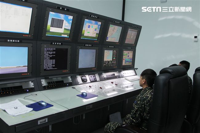 海軍海上戰術偵搜大隊首次向國人公開銳鳶無人機。（記者邱榮吉/屏東拍攝）