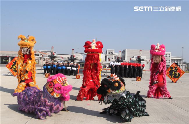 海軍海上戰術偵搜大隊與南部海域偵巡艦艇官兵，春節期間祥獅獻瑞。（記者邱榮吉/屏東拍攝）