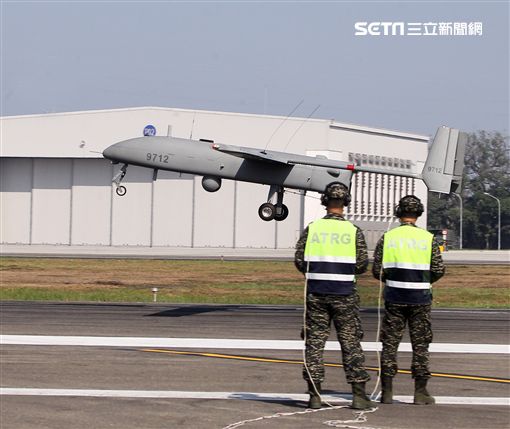 海軍海上戰術偵搜大隊首次向國人公開銳鳶無人機。（記者邱榮吉/屏東拍攝）