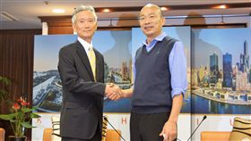 日本台灣交流協會高雄事務所長拜會韓國瑜日本台灣交流協會高雄事務所長中郡錦藏（左）31日拜會高雄市長韓國瑜（右），雙方握手致意。中央社記者程啟峰高雄攝　108年1月31日