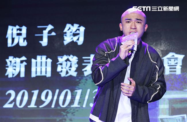 藝人小馬以本名倪子鈞歌手身分重新出發，經歷偶像團體「咻比嘟華」以及行腳節目「世界第一等」的種種淬鍊，睽違17年再度回歸歌壇並於今日舉辦新歌發表會。（記者林士傑/攝影）