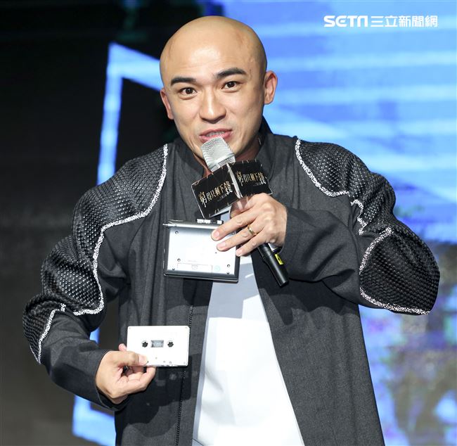 藝人小馬以本名倪子鈞歌手身分重新出發，經歷偶像團體「咻比嘟華」以及行腳節目「世界第一等」的種種淬鍊，睽違17年再度回歸歌壇並於今日舉辦新歌發表會。（記者林士傑/攝影）