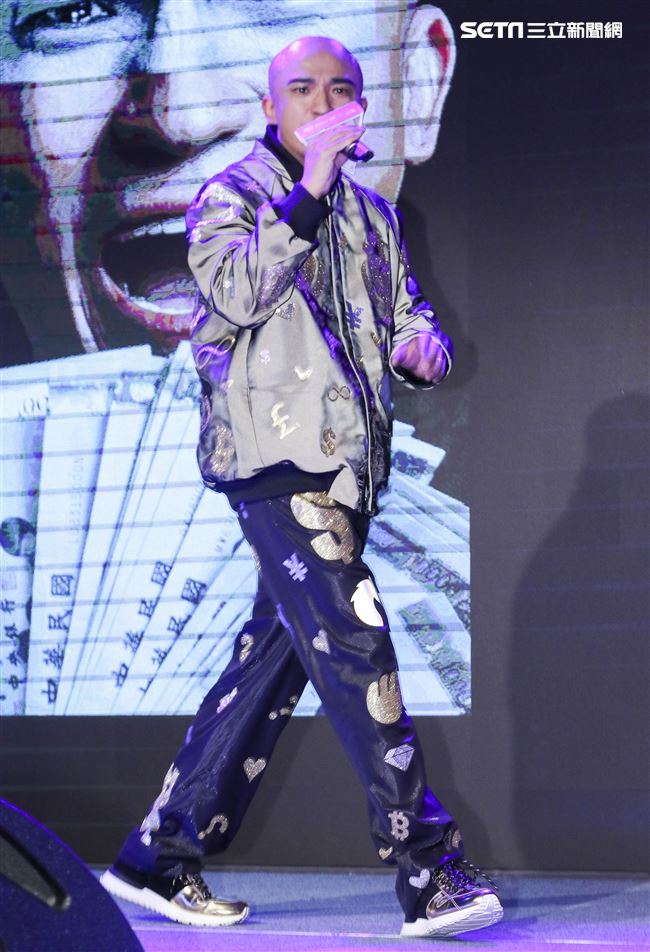 藝人小馬以本名倪子鈞歌手身分重新出發，經歷偶像團體「咻比嘟華」以及行腳節目「世界第一等」的種種淬鍊，睽違17年再度回歸歌壇並於今日舉辦新歌發表會。（記者林士傑/攝影）