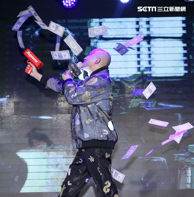 藝人小馬以本名倪子鈞歌手身分重新出發，經歷偶像團體「咻比嘟華」以及行腳節目「世界第一等」的種種淬鍊，睽違17年再度回歸歌壇並於今日舉辦新歌發表會。（記者林士傑/攝影）