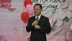 母親節快到了，基隆市警局局長黃明昭有感於女性同仁除工作外須身兼母職的辛勞，在家庭與工作中操勞及付出，為了表達感佩及祝福，特別在今日率薛副局長、黃副局長、主任秘書及督察長親向本局女性同仁發送康乃馨及貼心小禮物並祝佳節愉快。