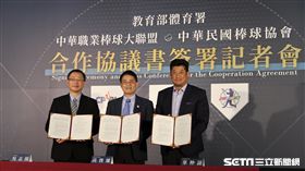 中職吳志揚棒協辜仲諒和體育署長高俊雄簽署合作協議書。（圖／記者王怡翔攝影）
