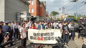 黎明幼兒園長總統府陳情突自殘　群眾到場聲援台中黎明幼兒園園長林金連31日到總統府陳情時，突然拿出鉛筆自殘左手臂「血諫」，警方獲報後已前往處理。下午大批聲援者也前往總統府外舉標語表達訴求，盼總統蔡英文出面解決爭議。中央社記者裴禛攝　108年1月31日